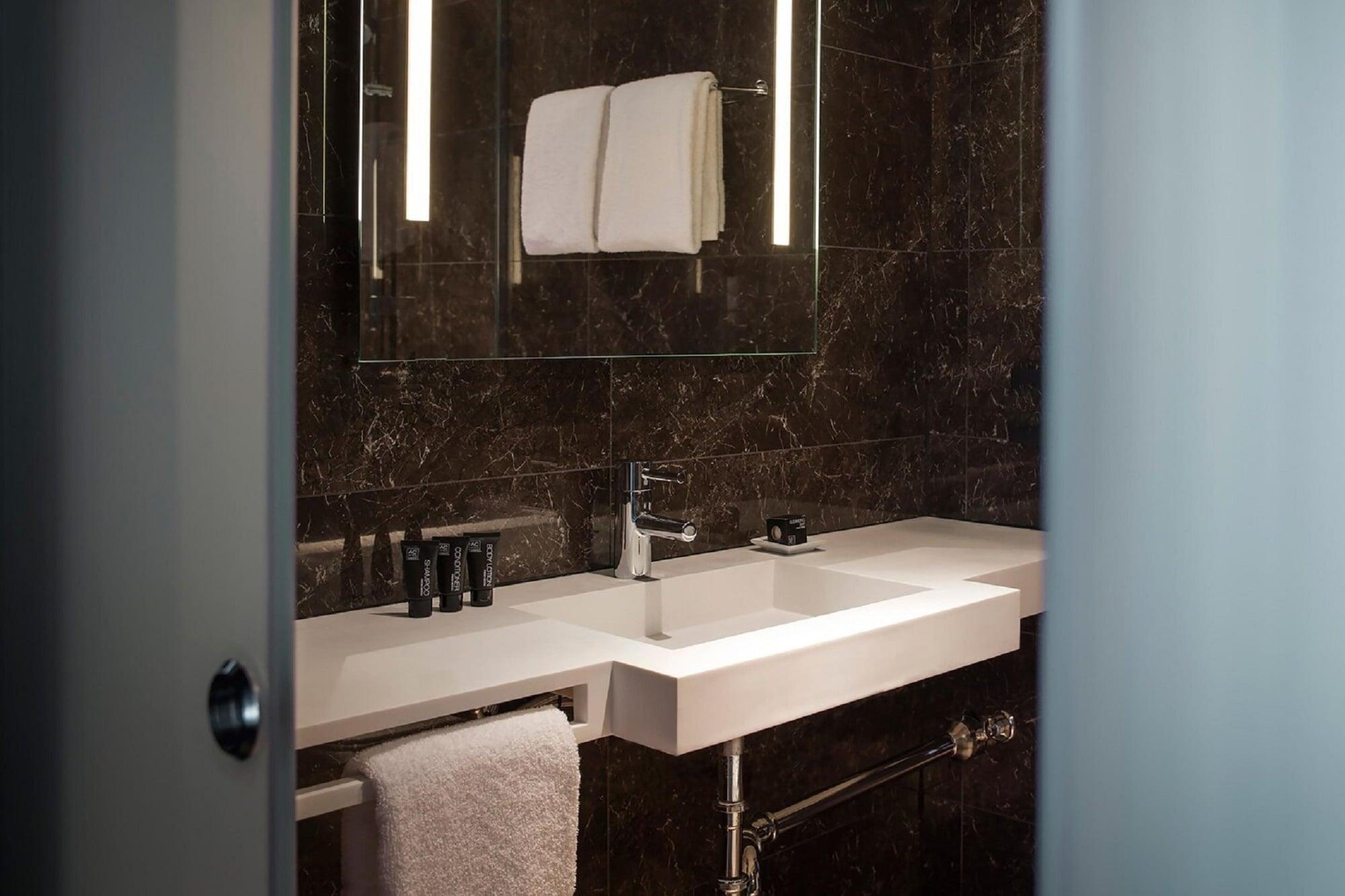 Ac Hotel By Marriott Santiago Cenco Costanera Exteriör bild
